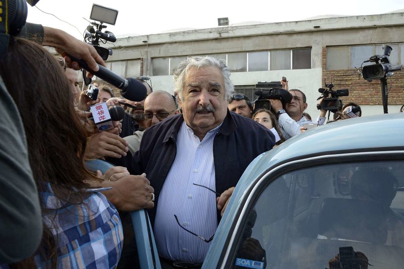 Prezydent Urugwaju na wiecu wyborczym przy swoim samochodzie /AFP