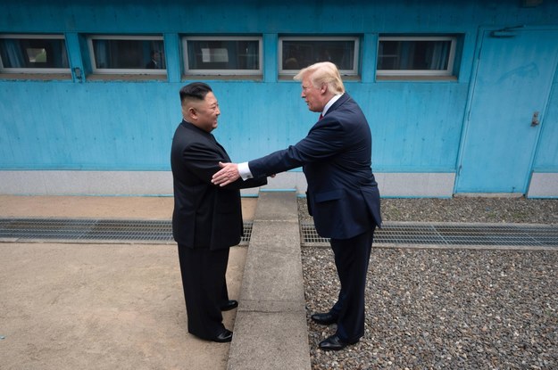 Prezydent USA Donald Trump i Kim Jong Un podczas spotkania w Koreańskiej Strefie Zdemilitaryzowanej /	SHEALAH CRAIGHEAD /PAP/Newscom