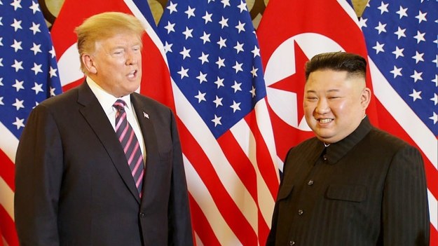 Prezydent USA Donald Trump i przywódca Korei Północnej Kim Dzong Un podczas szczytu w Hanoi /STRINGER /PAP/EPA