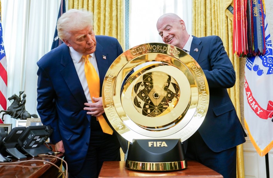 Prezydent USA Donald Trump i szef FIFA Gianni Infantino /CHRIS KLEPONIS /PAP/EPA