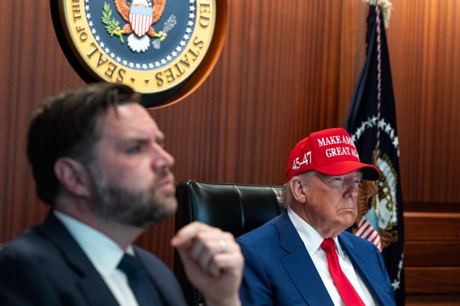 Prezydent USA Donald Trump i wiceprezydent J.D. Vance w pokoju dowodzenia w Białym Domu. 22.06.2025 r. /EPA/WHITE HOUSE/HANDOUT /PAP