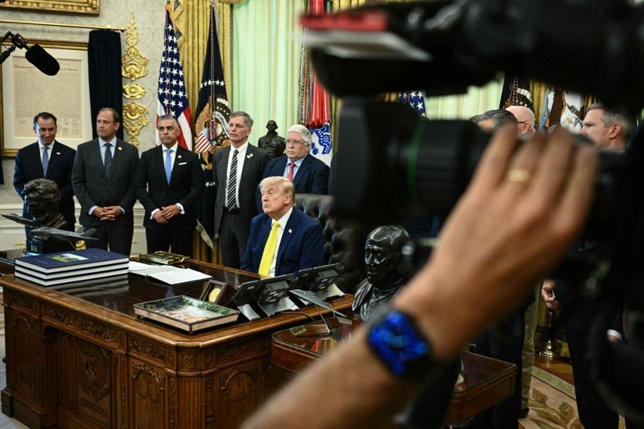 Prezydent USA Donald Trump odpowiada na pytania dziennikarzy w Gabinecie Owalnym Białego Domu w Waszyngtonie, 4 czerwca 2026 /BRENDAN SMIALOWSKI/AFP/East News /East News