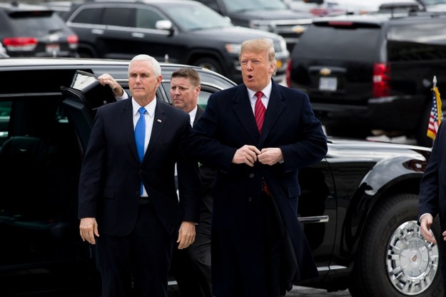 Prezydent USA Donald Trump (po prawej) i wiceprezydent Mike Pence /MICHAEL REYNOLDS    /PAP/EPA