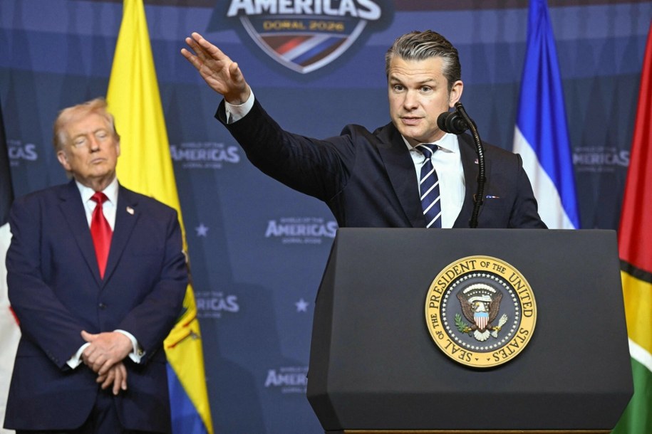 Prezydent USA Donald Trump przysłuchuje się przemowie sekretarza obrony USA Pete'a Hegsetha /SAUL LOEB/AFP/East News /East News