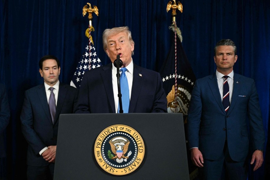 Prezydent USA Donald Trump (w środku), sekretarz stanu USA Marco Rubio (L) i szef Pentagonu Pete Hegseth (P) /JIM WATSON/AFP /East News