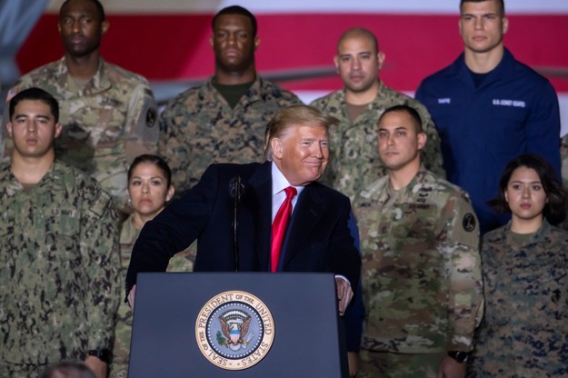 Prezydent USA Donald Trump wygłasza przemówienie podczas transmitowanej przez najważniejsze amerykańskie sieci telewizyjne ceremonii podpisania National Defense Authorization Act /ERIK S. LESSER /PAP/EPA