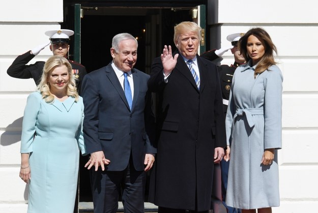 Prezydent USA Donald Trump z żoną Melanią Trump i premier Izraela Benjamin Netanjahu z żoną Sarą Netanjahu przed Białym Domem /Olivier Douliery / POOL /PAP/EPA