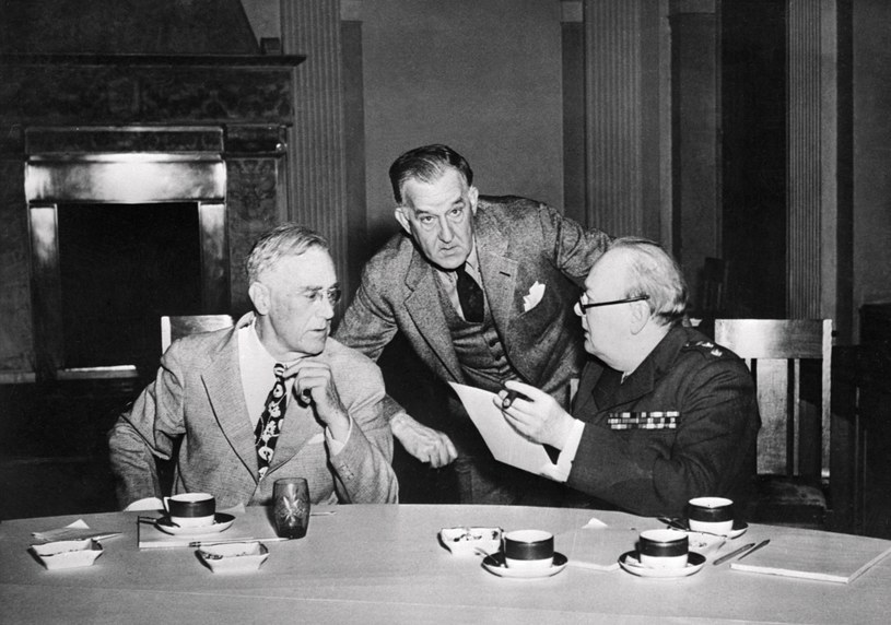 Prezydent USA Franklin Roosevelt i jego sekretarz Steve Early rozmawiają z brytyjskim premierem Winstonem Churchillem, 04.02.1945 /AFP