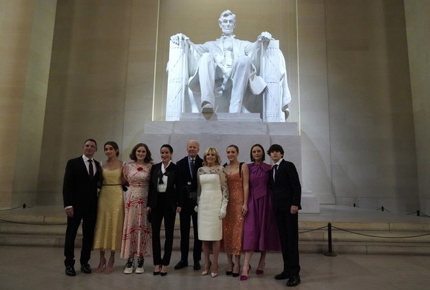 Prezydent USA Joe Biden (C-L) i pierwsza dama Jill Biden (C-R) pozują z rodziną przed pomnikiem Abrahama Lincolna podczas wydarzenia "Celebrating America '' /JOSHUA ROBERTS / POOL /PAP/EPA