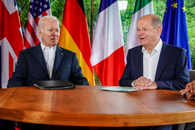 Prezydent USA Joe Biden i kanclerz Niemiec Olaf Scholz w czerwcu ubiegłego roku w Niemczech /Clemens Bilan /PAP/EPA