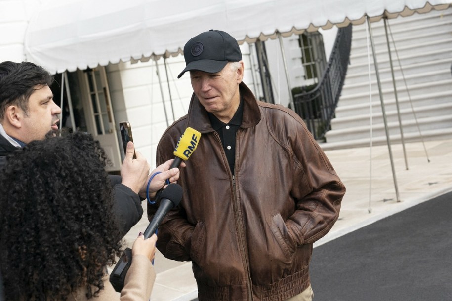 Prezydent USA Joe Biden i korespondent RMF FM Paweł Żuchowski /Pool/ABACA /East News