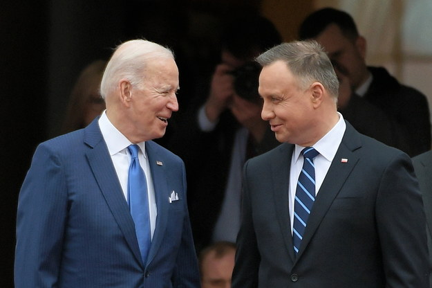 Prezydent USA Joe Biden i prezydent RP Andrzej Duda podczas powitania przed spotkaniem w Pałacu Prezydenckim w Warszawie - 26 marca 2022 r. / 	Marcin Obara  /PAP