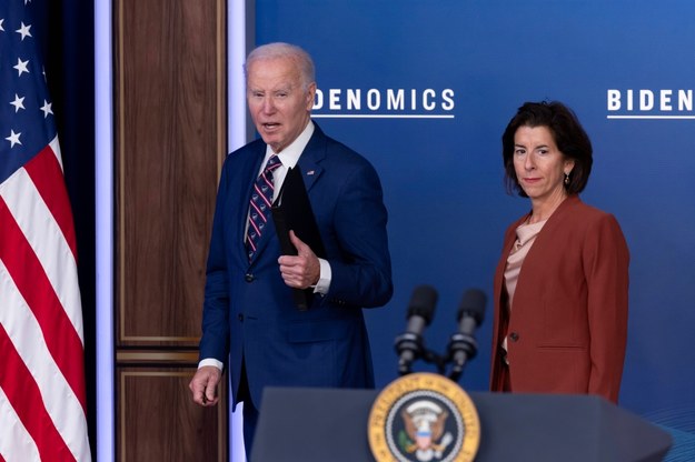 Prezydent USA Joe Biden i sekretarz handlu Gina Raimondo /MICHAEL REYNOLDS    /PAP/EPA