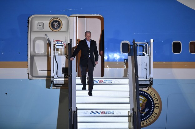 Prezydent USA Joe Biden podczas powitania na lotnisku w Warszawie /Radek Pietruszka /PAP