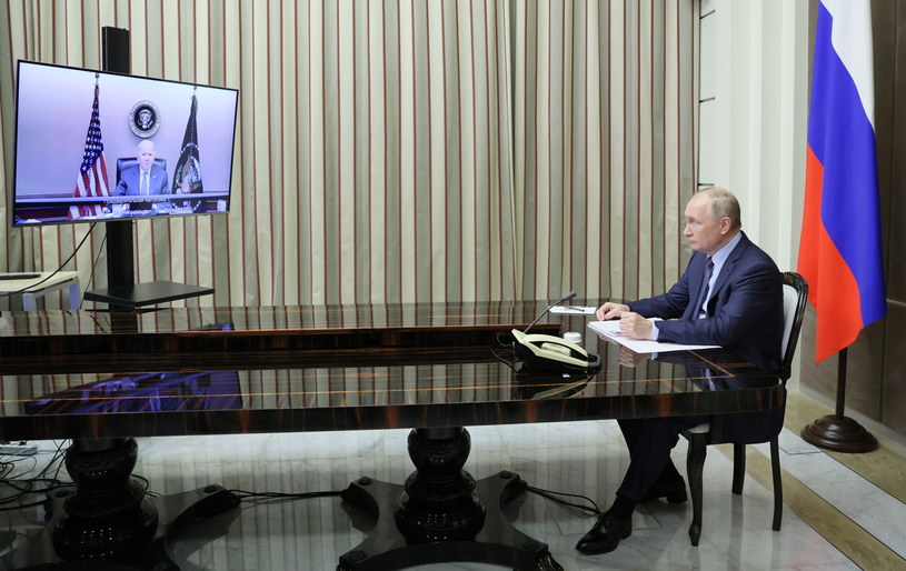 Prezydent USA Joe Biden rozmawia z prezydentem Rosji Władimirem Putinem /MIKHAIL METZEL  /Agencja FORUM