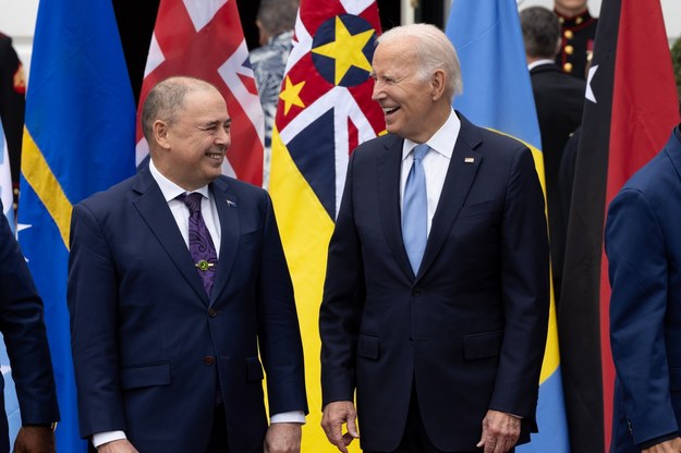 Prezydent USA Joe Biden (z prawej) i premier Wysp Cooka Mark Brown /MICHAEL REYNOLDS    /PAP/EPA