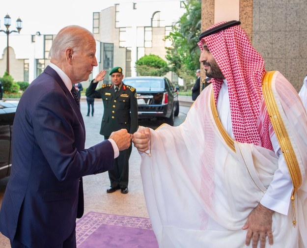 Prezydent USA podczas rozmowy z księciem koronnym Arabii Saudyjskiej Mohammedem bin Salmanem /	BANDAR ALJALOUD HANDOUT /PAP