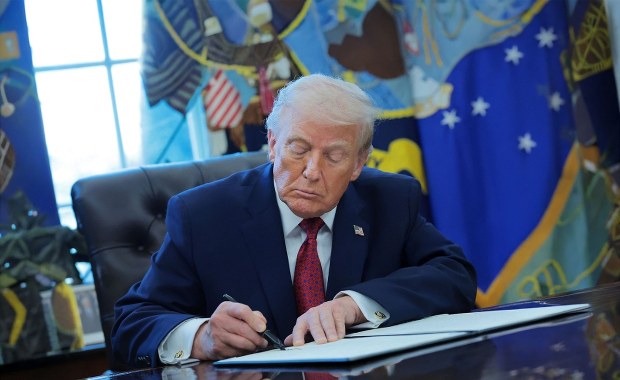 Prezydent USA podpisał budżet. Co dalej z kontrowersyjnymi służbami?