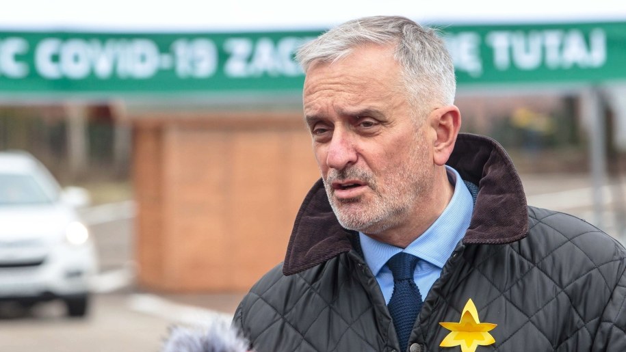 Prezydent Wałbrzycha Roman Szełemej podczas konferencji prasowej w punkcie szczepień przeciw Covid-19 typu drive-thru / 	Maciej Kulczyński    /PAP