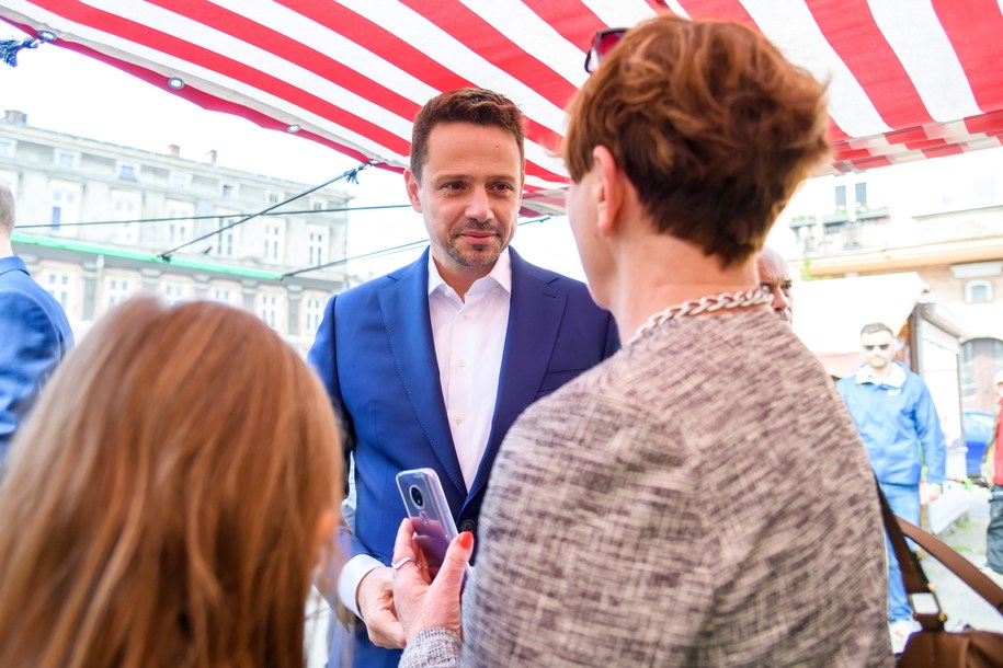 Prezydent Warszawy, kandydat PO w wyborach na prezydenta RP Rafał Trzaskowski podczas spotkania z mieszkańcami na Placu Bernardyńskim w Poznaniu /Jakub Kaczmarczyk /PAP