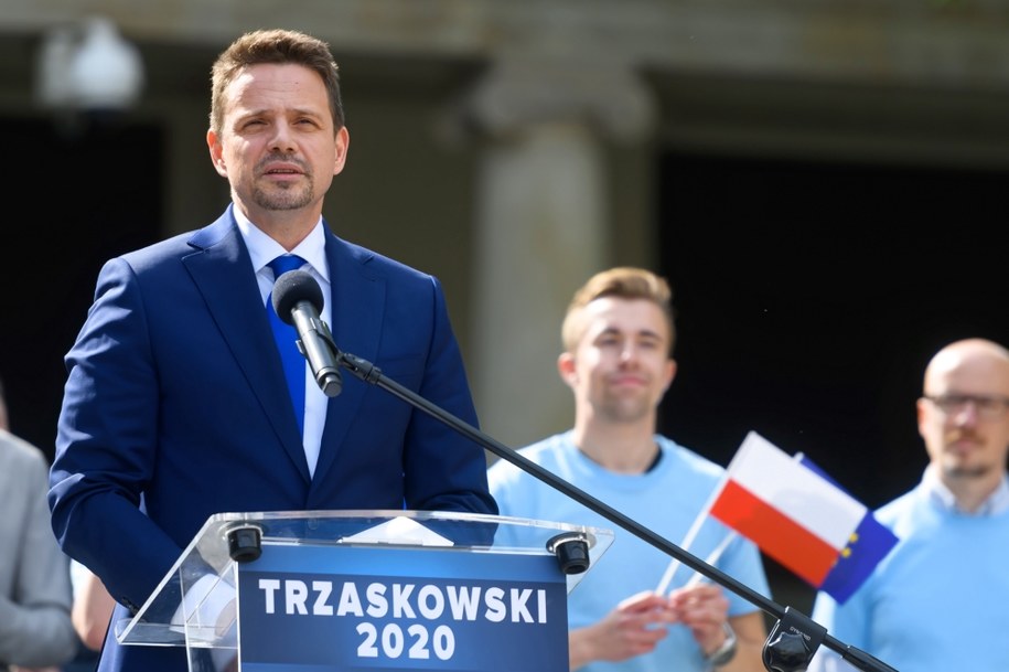 Prezydent Warszawy, kandydat PO w wyborach na prezydenta RP Rafał Trzaskowski podczas przemówienia /Jakub Kaczmarczyk /PAP/EPA