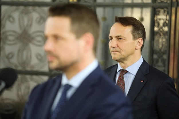 Prezydent Warszawy, nowy kandydat PO na prezydenta RP Rafał Trzaskowski (2P) i europoseł PO-KO Radosław Sikorski (P) /Tomasz Gzell /PAP