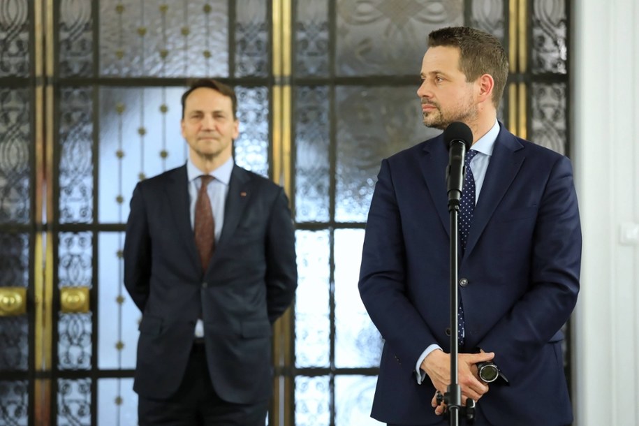 Prezydent Warszawy, nowy kandydat PO na prezydenta RP Rafał Trzaskowski (P) oraz europoseł PO-KO Radosław Sikorski (L) podczas konferencji prasowej / 	Tomasz Gzell    /PAP