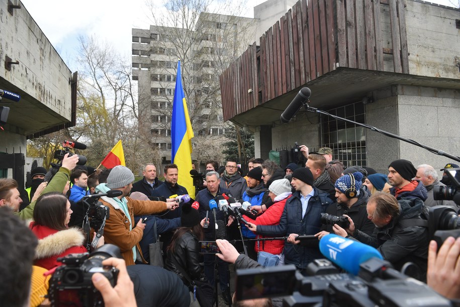 Prezydent Warszawy Rafał Trzaskowski (C-L) oraz ambasador Ukrainy w Polsce Andrij Deszczyca (C-P) podczas konferencji prasowej przed kompleksem budynków przy ul. Sobieskiego 100 w Warszawie /Radek Pietruszka /PAP