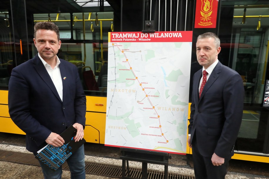 Prezydent Warszawy Rafał Trzaskowski oraz burmistrz dzielnicy Wilanów Ludwik Rakowski podczas konferencji prasowej w Zajezdni Tramwajowej Wola przy ul. Siedmiogrodzkiej w Warszawie /Tomasz Gzell /PAP