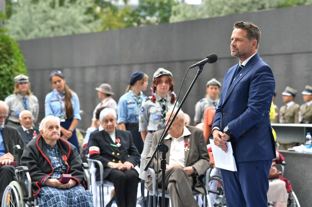 Prezydent Warszawy Rafał Trzaskowski podczas spotkania z bohaterami Powstania Warszawskiego /Radek Pietruszka /PAP