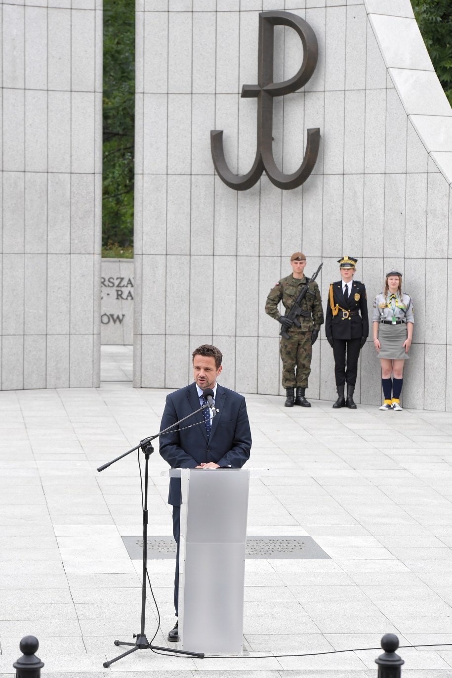 Prezydent Warszawy Rafał Trzaskowski przemawia podczas uroczystości przed pomnikiem Polskiego Państwa Podziemnego i Armii Krajowej / 	Radek Pietruszka   /PAP