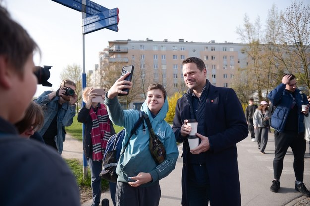 Prezydent Warszawy Rafał Trzaskowski spotkał się z mieszkankami i mieszkańcami stolicy, by podziękować za udział w wyborach samorządowych /Marcin Obara /PAP