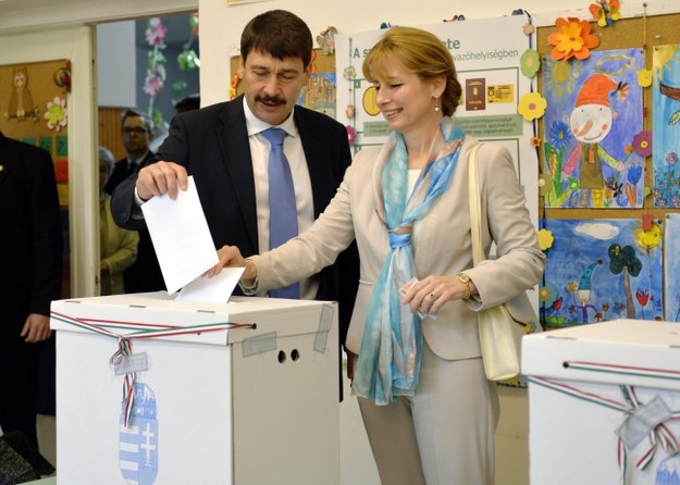 Prezydent Węgier Janos Ader i jego żona podczas głosowania /PAP/EPA/LASZLO BELICZAY /PAP/EPA