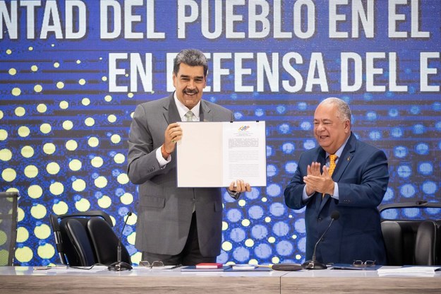 Prezydent Wenezueli Nicolas Maduro pokazujący dokument związany z referendum. Obok przewodniczący Krajowej Rady Wyborczej Elvis Amoroso. Caracas, 4 grudnia 2023 rok. / 	RAYNER PENA R /PAP/EPA
