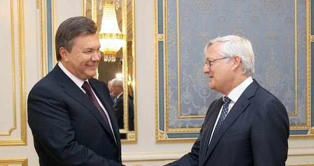 Prezydent Wiktor Janukowycz (L) i prezes Shella Peter Voser po podpisaniu umowy 1 września 2011 r. /AFP