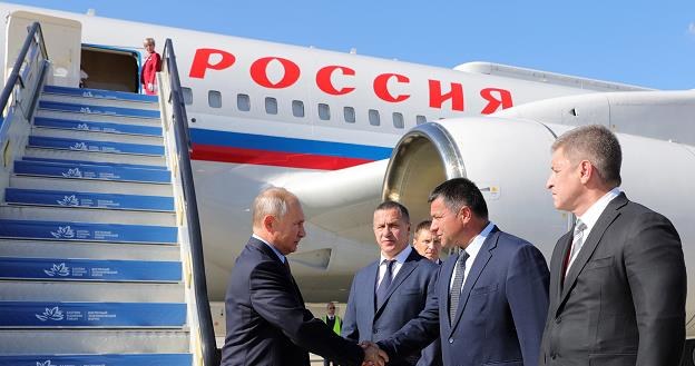 Prezydent Władimir Putin (L)  wita się z gubernatorem Kraju Nadmorskiego Andriejem Tarasenką (2P) /EPA