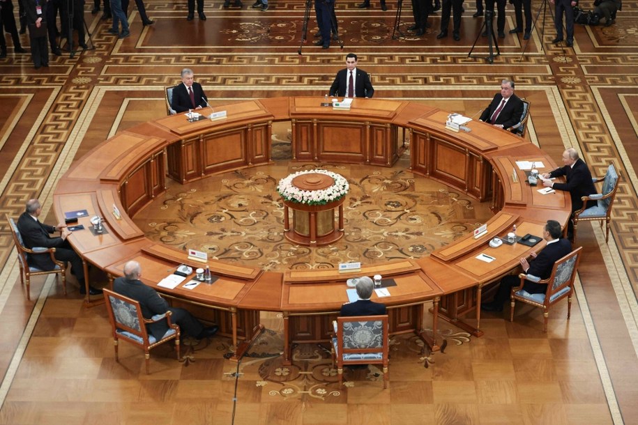 Prezydent Władimir Putin uczestniczy w nieformalnym szczycie przywódców Wspólnoty Niepodległych Państw (WNP) w Muzeum Ermitażu w Sankt Petersburgu /ALEXANDER KAZAKOV/AFP/East News /East News