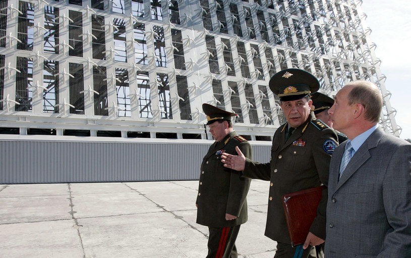 Prezydent Władimir Putin wizytuje jeden z radarów Woroneż /AFP