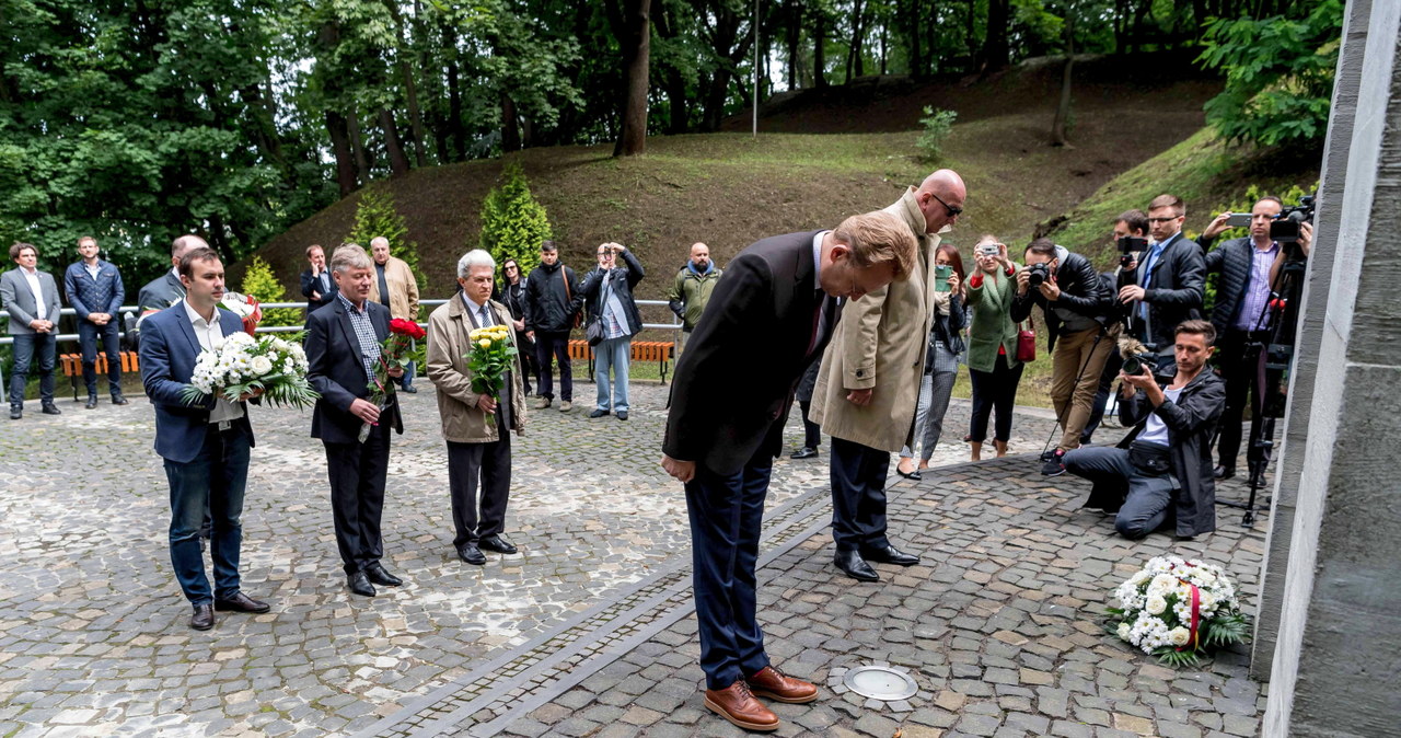 Prezydent Wrocławia Rafał Dutkiewicz (C-P) oraz mer Lwowa Andrij Sadowy (C-L) podczas uroczystości złożenia kwaiatów przed pomnikiem polskich profesorów, zamordowanych przez Niemców w 1941 r. we Lwowie / 	Maciej Kulczyński    /PAP