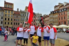 Prezydent z grupą młodych siatkarzy wziął udział w naszej sztafecie. Przekazał flagę politykom