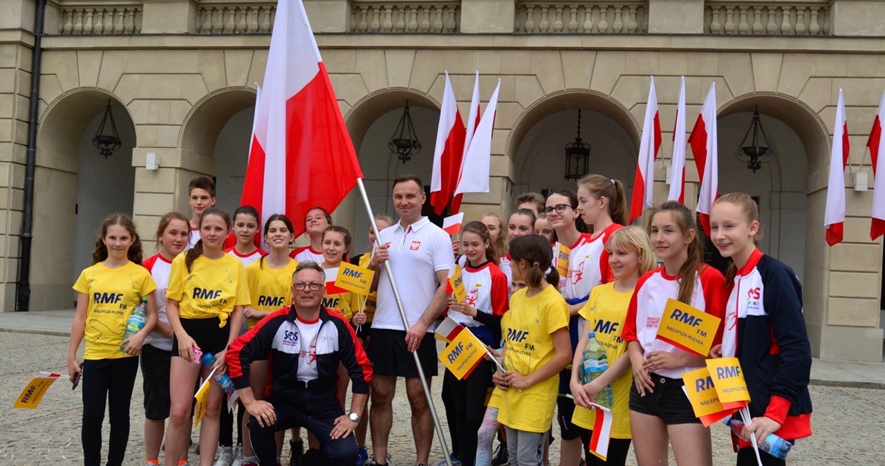 Prezydent z grupą młodych siatkarzy wziął udział w naszej sztafecie. Przekazał flagę politykom