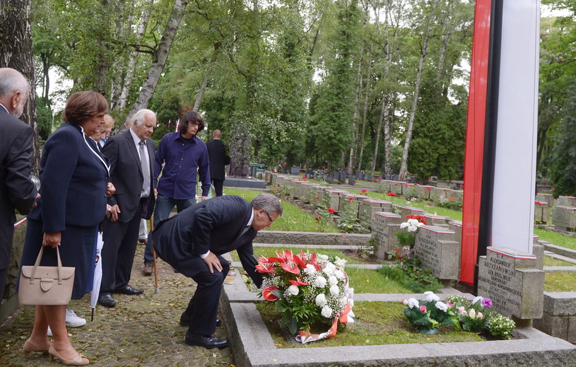 Prezydent złożył kwiaty na grobach powstańców na Powązkach /Radek Pietruszka /PAP