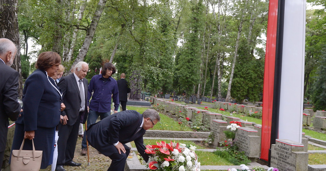 Prezydent złożył kwiaty na grobach powstańców na Powązkach /Radek Pietruszka /PAP