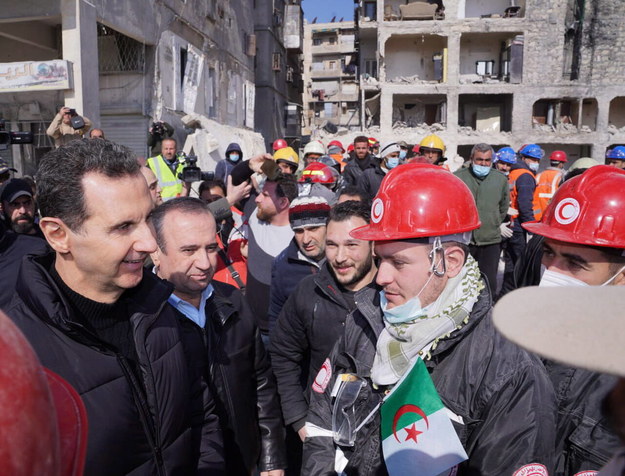 Prezydenta Syrii Baszar al-Asad  odwiedzający miejsce dotknięte trzęsieniem ziemi w Aleppo w Syrii /	SYRIAN PRESIDENTIAL OFFICE HANDOUT /PAP