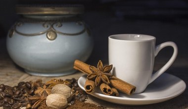 Пригнічує апетит і допомагає зосередитися. Достатньо додати щіпку до ранкової кави