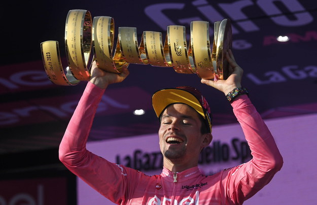 Primoż Roglic po zwycięstwie w wyścigu Giro d'Italia /RICCARDO ANTIMIANI /PAP/EPA
