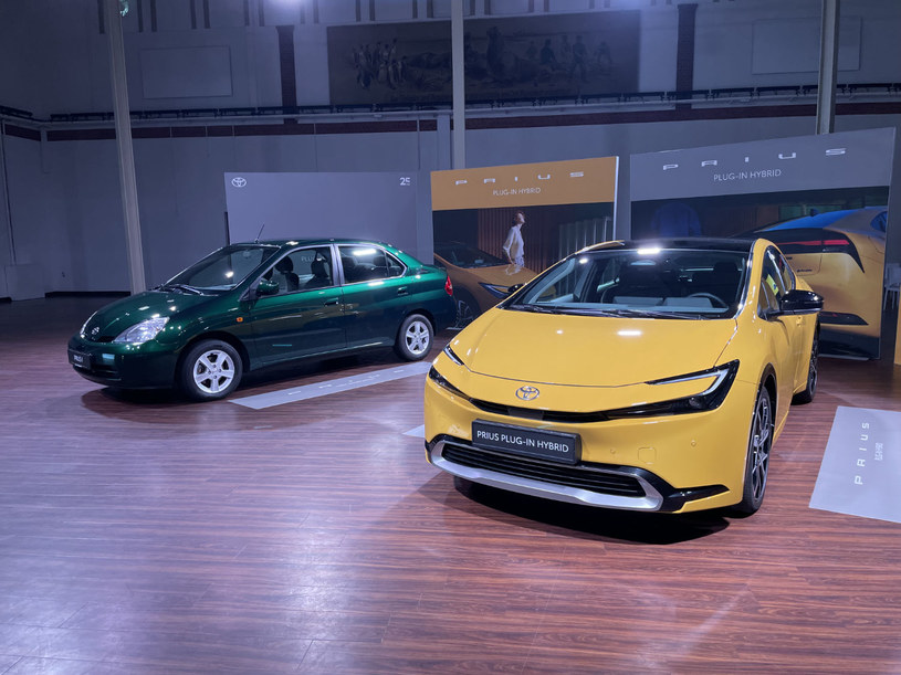 Prius pierwszej i piątej generacji: oba modele dzieli ćwierć wieku, ale łączy technologia hybrydowa /INTERIA.PL
