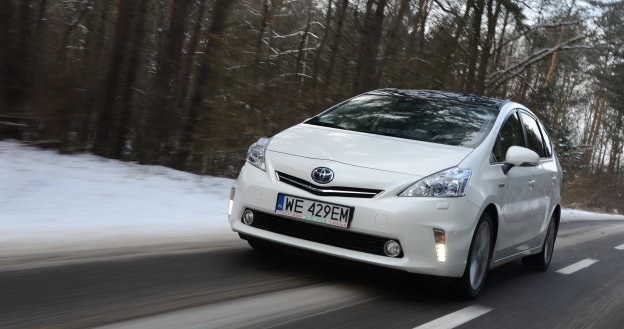 Prius+ prowadzi się pewnie, a jego zawieszenie dobrze wybiera nierówności. /Motor