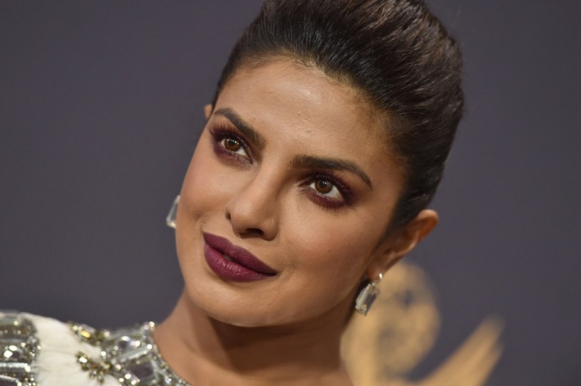 Priyanka Chopra wie, że pasują jej wyraziste odcienie pomadki do ust /AXELLE/BAUER-GRIFFIN /East News