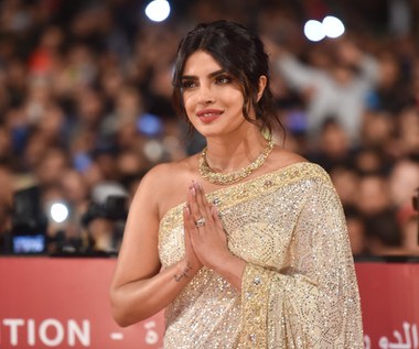 Priyankę Choprę oglądać możemy obecnie w dramacie "Biały Tygrys", który na początku roku trafił do katalogu Netflixa. Opowiada on historię pewnego kierowcy z Indii, który wykorzystując swój spryt stara się za wszelką cenę wydostać z biedy. "Jestem niesamowicie dumna z tego filmu. Fakt, że produkcja z hinduską obsadą jest teraz jednym z najpopularniejszych tytułów na największej platformie streamingowej napawa mnie dumą i radością. Cieszę się, że mogę być częścią zmieniającej się narracji w branży rozrywkowej" - mówiła gwiazda. Następnym aktorskim projektem gwiazdy jest natomiast nadchodząca czwarta część "Matrixa", do której obsady niedawno dołączyła. Premiera filmu zaplanowana jest na 2022 rok.